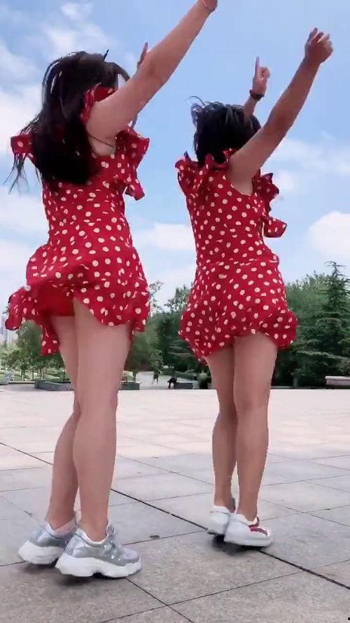 成人双胞胎裙子视频,裙子视频展现姐妹情深