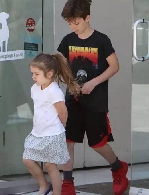 成人短裙手缝视频,跟随视频轻松制作时尚单品